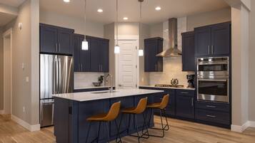 Frigorifero, microonde, forno, piano cottura