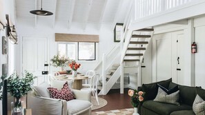 Televisie, een open haard en boeken