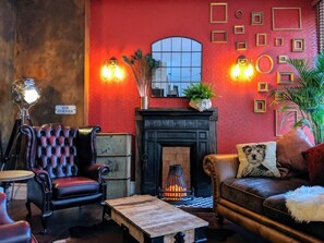 Televisión, chimenea y oficina