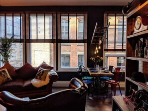 Televisión, chimenea y oficina