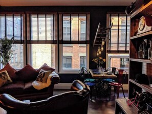 Télévision, cheminée, espaces bureaux