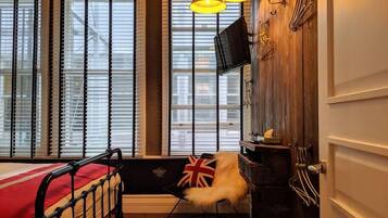 2 bedrooms, desk, iron/ironing board, WiFi