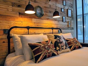 2 habitaciones, escritorio, tabla de planchar con plancha y wifi