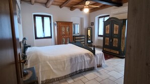 4 slaapkamers, een bureau, een strijkplank/strijkijzer, wifi
