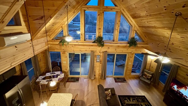 En rummelig loftsuite med højt til loftet, store vinduer og et hyggeligt opholdsområde.