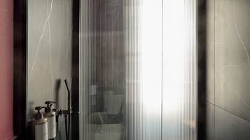 Deluxe Triple Room with Ermou View | Badezimmer