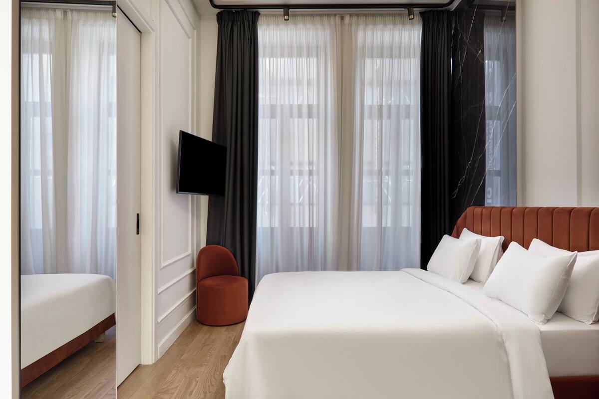 Deluxe Double Room with City View | 防过敏的被褥、迷你吧、客房内保险箱、遮光窗帘