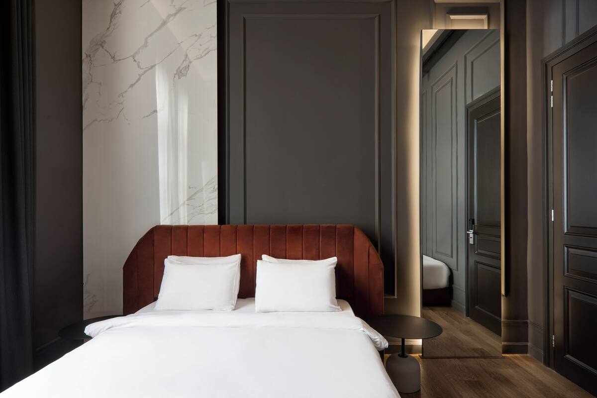 Deluxe Triple Room with Ermou View | 防过敏的被褥、迷你吧、客房内保险箱、遮光窗帘