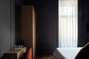 Standard Double Room | Hypoallergeen beddengoed, een minibar, een kluis op de kamer
