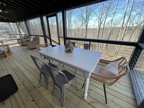 Outdoor dining - Mountain Mama at The Retreat at Sunset Bluff (Monteagle)