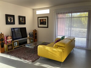 Smart-TV, DVD-Player, Bücher, Musikbibliothek