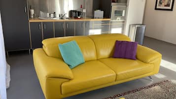 TV connectée, lecteur de DVD, livres, médiathèque