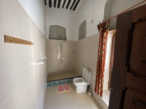 Regadera, toallas, jabón, papel de baño 