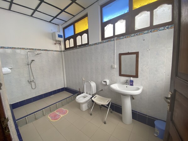 Regadera, toallas, jabón, papel de baño 