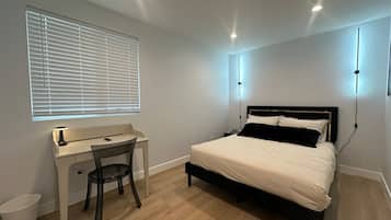 2 slaapkamers, een bureau, een strijkplank/strijkijzer, reisbedje