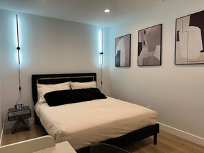 2 slaapkamers, een bureau, een strijkplank/strijkijzer, reisbedje