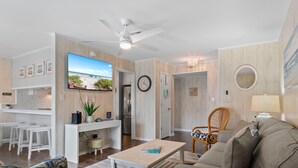TV - Walk to Beach 3BR Condo w/ Resort Pool & Beach Toys (Surfside Beach)