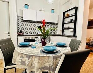 Dining - Lombardo's Family - Huge Apartment 500m to Station + Private Free-Parking! (La Spezia)