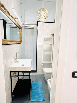 Shower, eco-friendly toiletries, hair dryer, bidet - Lombardo's Family - Huge Apartment 500m to Station + Private Free-Parking! (La Spezia)