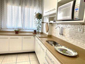 Luxury Apartment | Private kitchen | Fridge, microwave, oven - Residencial Las Brisas (Praia Grande)