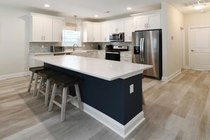 Een koelkast, een magnetron, een oven, een kookplaat