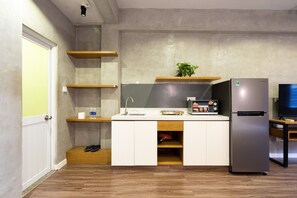 Apartamento de diseño | Cocina privada | Frigorífico grande, microondas (previa solicitud) y placa de cocina