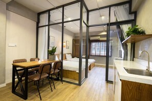 Departamento Deluxe | Área de sala de estar | Televisión de 43 pulgadas con canales por cable 