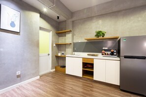 Lägenhet Design | Eget kök | Stort kylskåp, mikrovågsugn (vid begäran) och spishäll