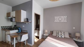 1 slaapkamer, een strijkplank/strijkijzer, gratis wifi, beddengoed