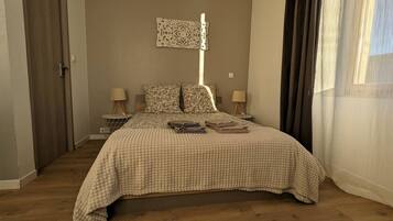 1 slaapkamer, een strijkplank/strijkijzer, gratis wifi, beddengoed