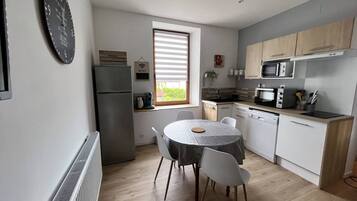 Kühlschrank, Mikrowelle, Ofen, Geschirrspüler