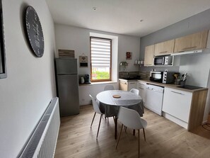 Een koelkast, een microgolfoven, een oven, een vaatwasser