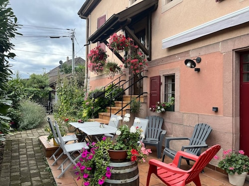 2-bedroom holiday cottage between Colmar and Mulhouse. Ideal for business or family: Dishwasher, fiber optic internet, Smart TV. On the Alsace Wine Route, with immediate road access and shops within walking distance.