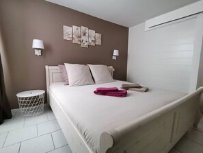 1 bedroom, iron/ironing board, travel crib, free WiFi - Settle into the Rimbach and let the charm of Alsace work its magic. After a day exploring the Wine Route, relax in a luxurious king-size bed. Modern comfort, total tranquility. You're home. ✨ (Soultz-Haut-Rhin)