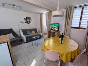 TV, offices - Settle into the Rimbach and let the charm of Alsace work its magic. After a day exploring the Wine Route, relax in a luxurious king-size bed. Modern comfort, total tranquility. You're home. ✨ (Soultz-Haut-Rhin)