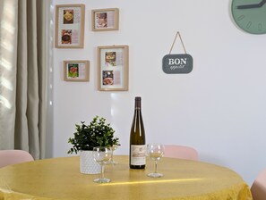 Dining - Settle into the Rimbach and let the charm of Alsace work its magic. After a day exploring the Wine Route, relax in a luxurious king-size bed. Modern comfort, total tranquility. You're home. ✨ (Soultz-Haut-Rhin)