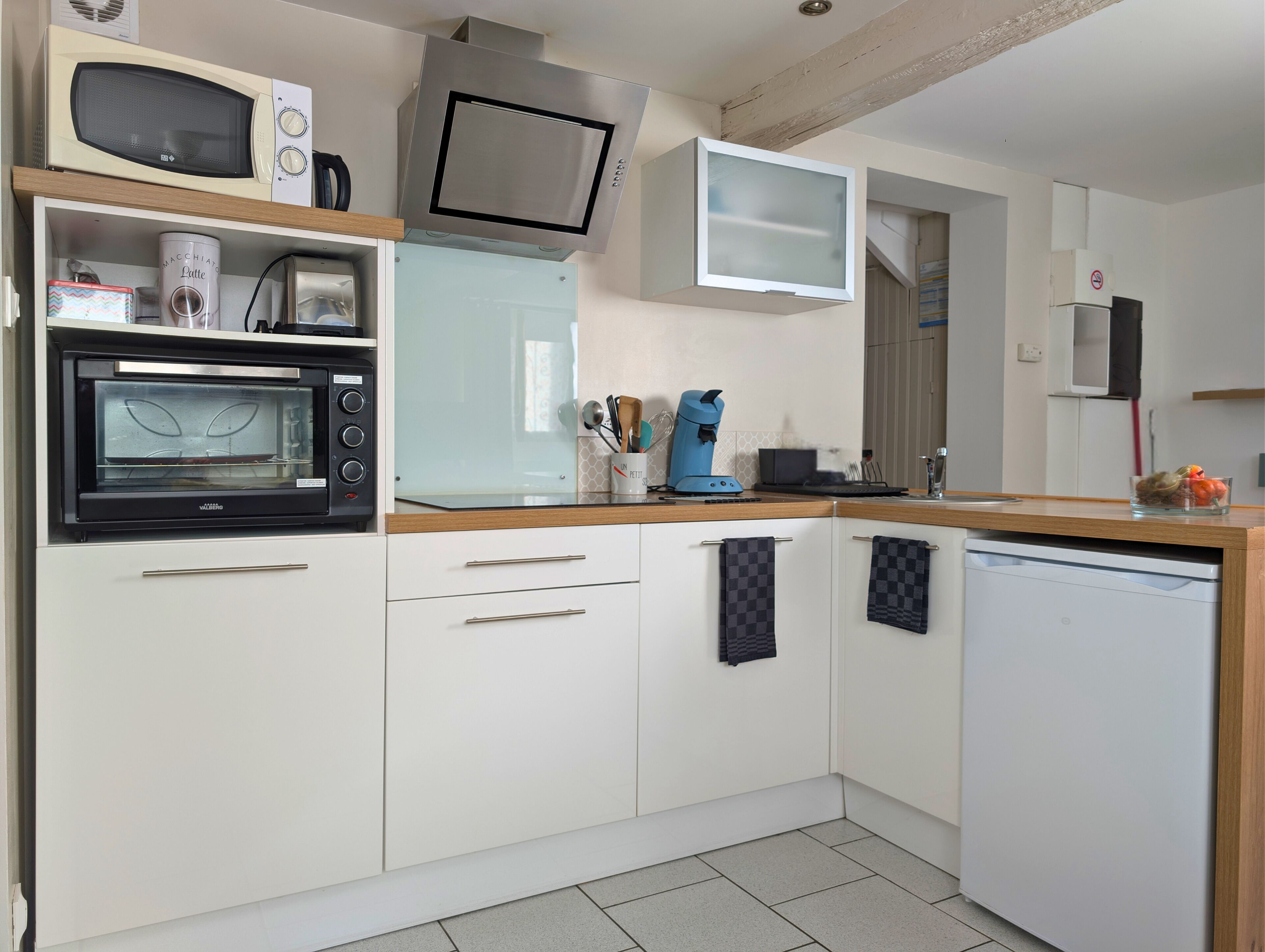 Fridge, microwave, oven, coffee/tea maker