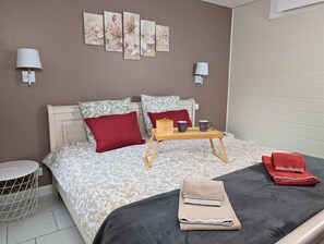 1 habitación, tabla de planchar con plancha y cuna de viaje 