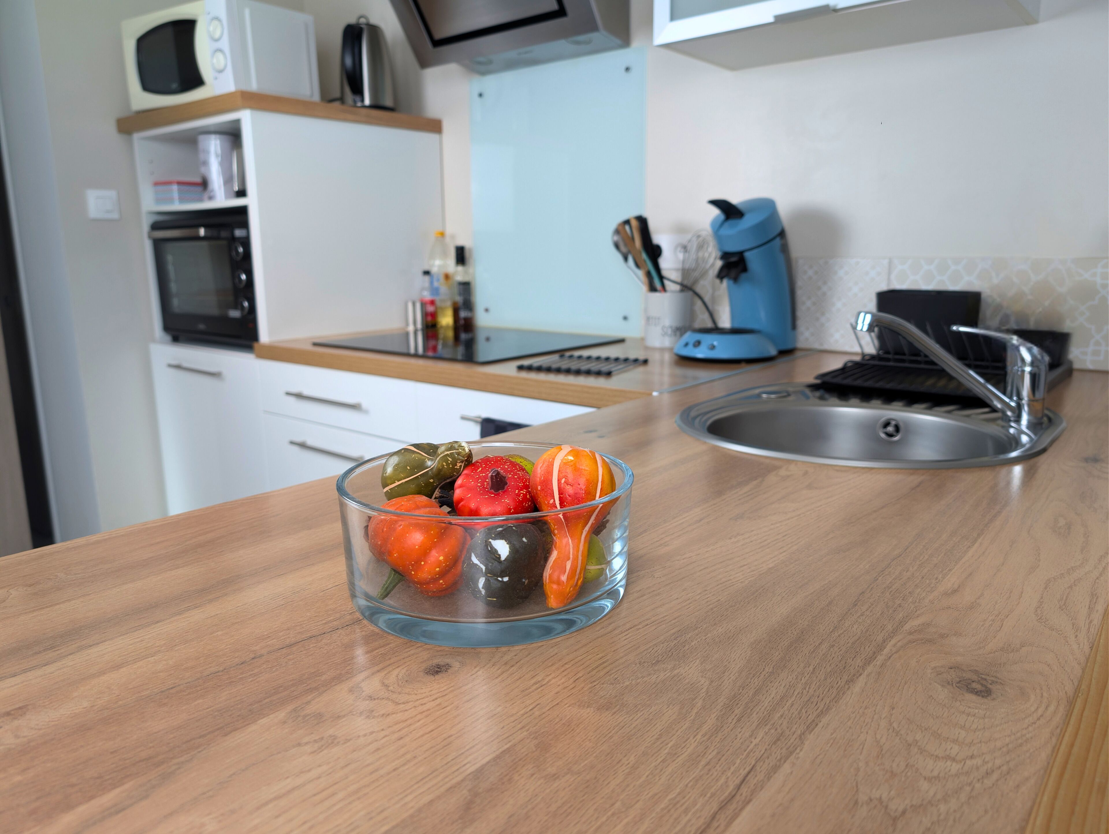 Geladeira, micro-ondas, fogão, cafeteira/chaleira