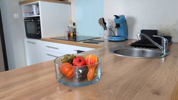 Geladeira, micro-ondas, fogão, cafeteira/chaleira