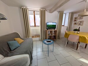 TV, offices - Settle into the Rimbach and let the charm of Alsace work its magic. After a day exploring the Wine Route, relax in a luxurious king-size bed. Modern comfort, total tranquility. You're home. ✨ (Soultz-Haut-Rhin)