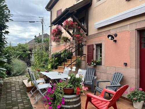 Air-conditioned and renovated one-bedroom apartment in the center of Soultz. Immediate access to the Alsace Wine Route 🍇. Between Colmar and Mulhouse. Fiber optic Wi-Fi, modern comforts for 1-3 people. The perfect base for exploring all of Alsace!