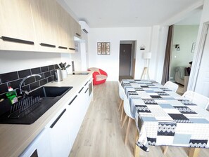 Fridge, microwave, oven, dishwasher - Air-conditioned and renovated one-bedroom apartment in the center of Soultz. Immediate access to the Alsace Wine Route 🍇. Between Colmar and Mulhouse. Fiber optic Wi-Fi, modern comforts for 1-3 people. The perfect base for exploring all of Alsace! (Soultz)