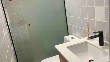 Douche, sĂšche-cheveux, serviettes fournies, savon