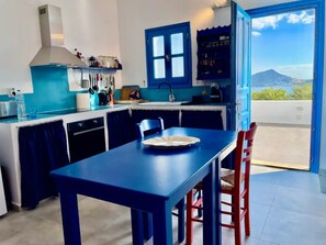 Fridge, oven, stovetop, coffee/tea maker