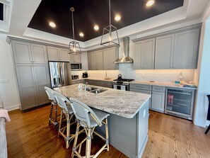 Mikroaaltouuni, liesi, astianpesukone, kahvin-/teenkeitin