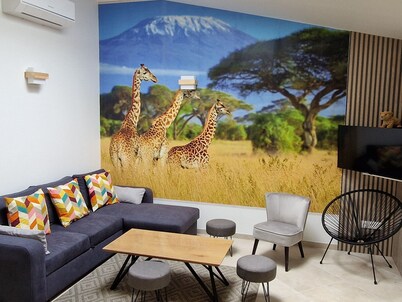 Riverside Retreat: Cozy 3BR Home, Near Zoo, Stunning Views, Free WiFi, Parking & More!
