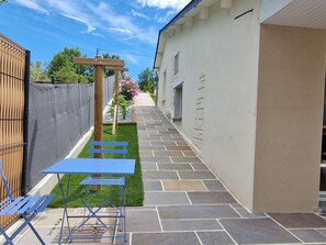 Outdoor dining - Riverside Retreat: Cozy 3BR Home, Near Zoo, Stunning Views, Free WiFi, Parking & More! (La Flèche)