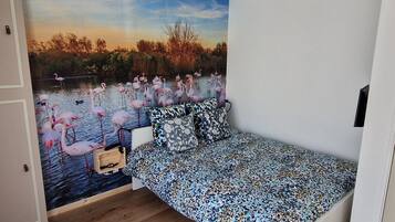 3 室のベッドルーム、WiFi (無料)、ベッドシーツ