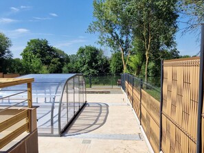 Property grounds - Riverside Retreat: Cozy 3BR Home, Near Zoo, Stunning Views, Free WiFi, Parking & More! (La Flèche)